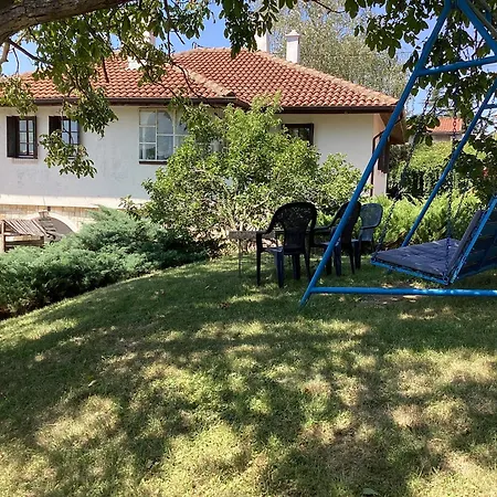 - Garden View & Art Gallery Апартаменты